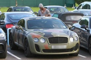 Балотелли перекрасил свой Bentley в цвета армейского камуфляжа