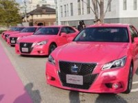Розовый автомобиль Toyota презентовали в Токио